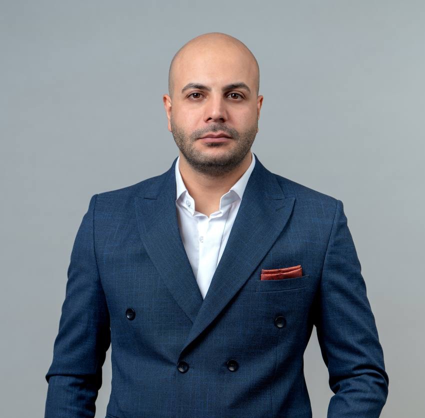 وحید قیصری، کارگزار املاک در شهرک غرب